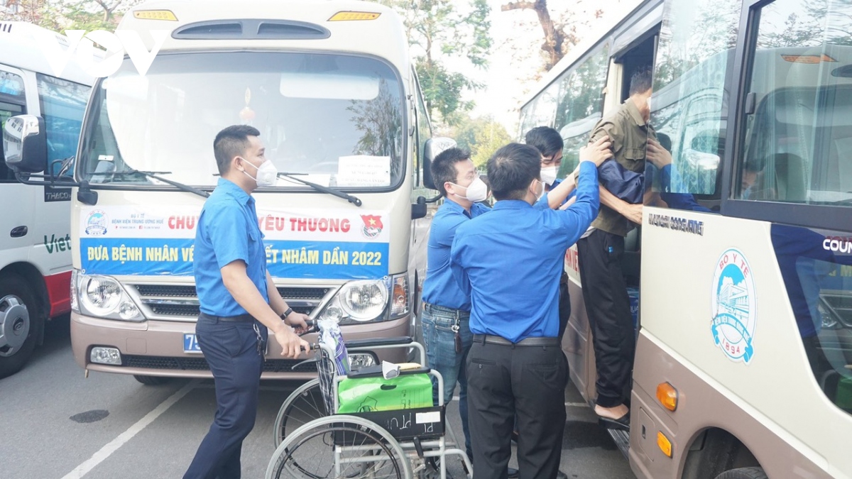 Chuyến xe yêu thương chở bệnh nhân nghèo từ Thừa Thiên – Huế về quê đón Tết